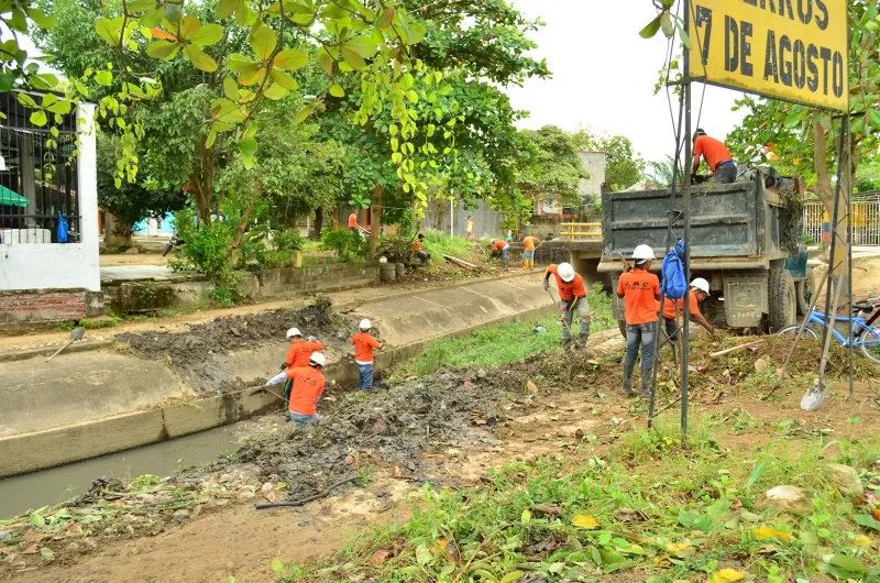 Junta de acción comunal del barrio 7 de agosto de Arauca y la alcaldía municipal trabajan en la limpieza del caño Cordoba.
